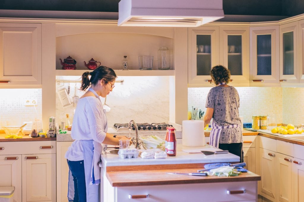 SERVICIO COMIDA A DOMICILIO. Uno de los servicios de Asister de apoyo a las personas mayores que se ve con más necesidad es el de Restauración Domiciliaria