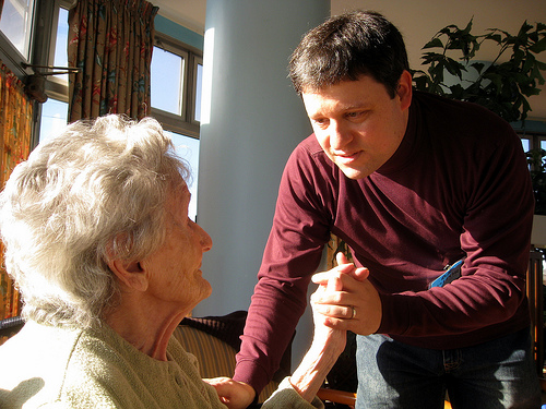 Envejecer en casa: la ayuda a domicilio y el rol del cuidador