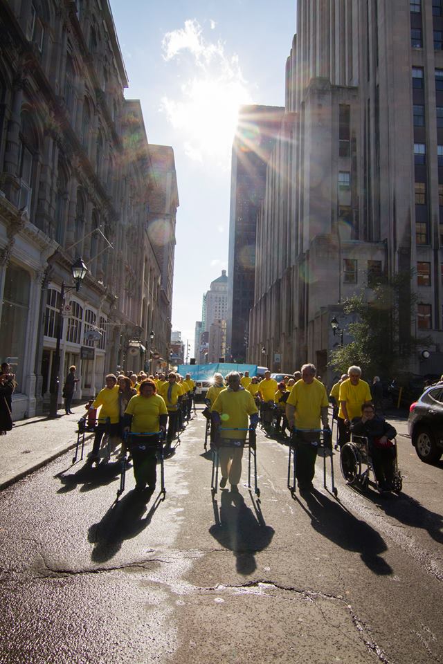 protesta con caminadores en la calle Asister