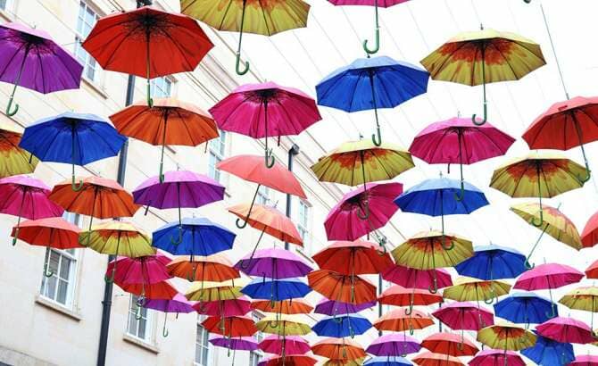 bastones paraguas para caminar baja la lluvia