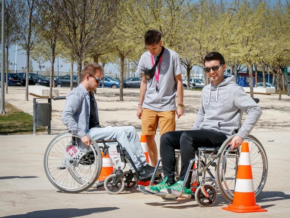 chicos en silla de ruedas