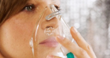 mujer con máscara oxígeno