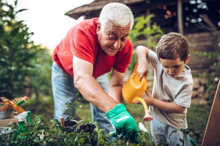 persona mayor con niño en jardin