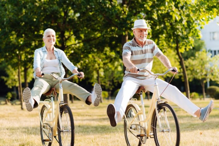 personas mayores montando en bici