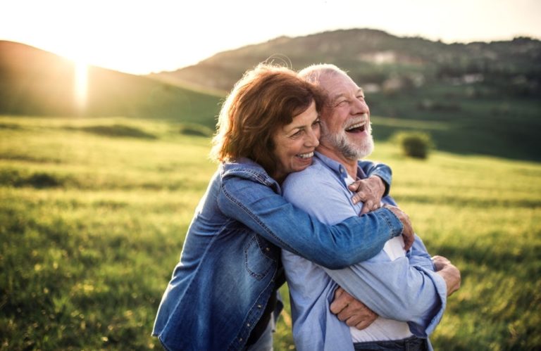 personas mayores sonriendo en pareja