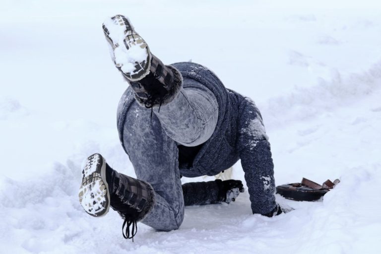 hombre cae de frente contra la nieve por caida