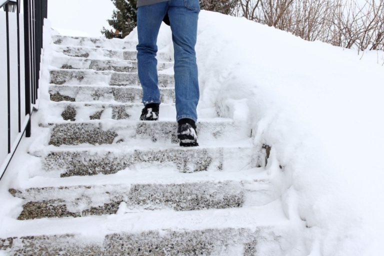 subir escaleras en invierno sin resbalar