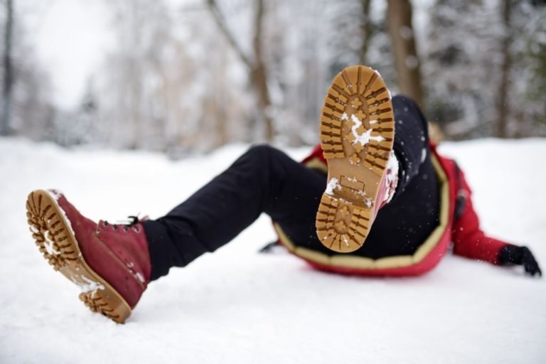 hombre cae de espaldas contra la nieve