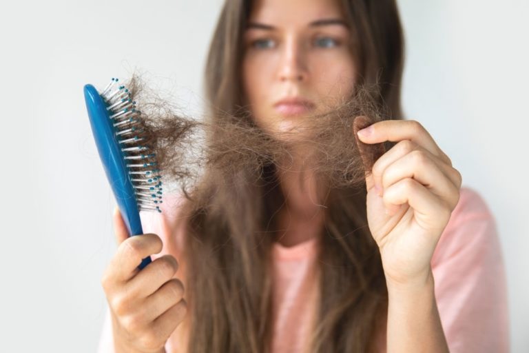 perdida de cabello en cepillo al peinarse