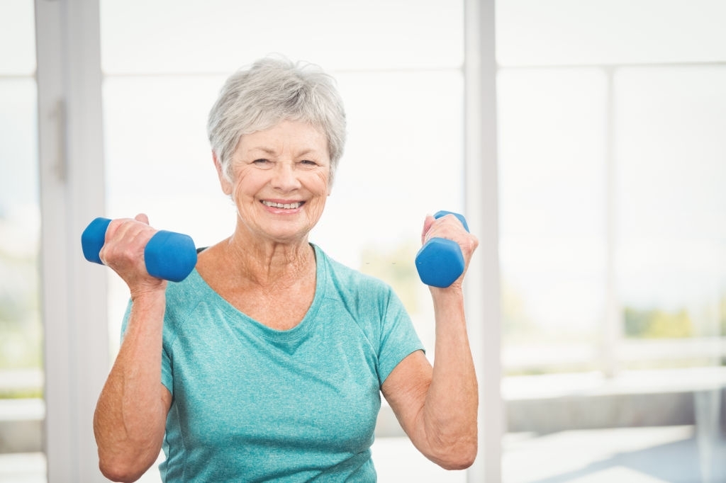 mujer mayor haciendo ejercicio