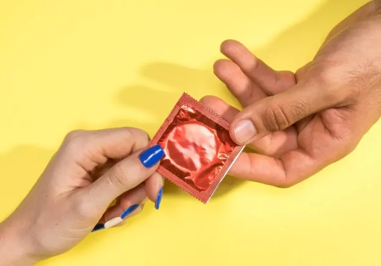 preservativo - manos - its - jóvenes
